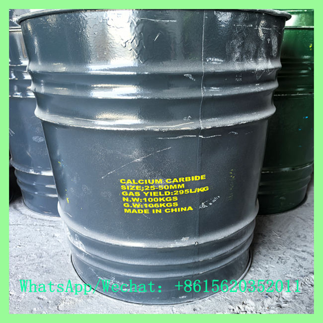 Single dark metal industrial drum detailed view with product stencil: CALCIUM CARBIDE, SIZE: 25-50MM, GAS YIELD: 295L/KG, MADE IN CHINA. Contact: +8615620352011