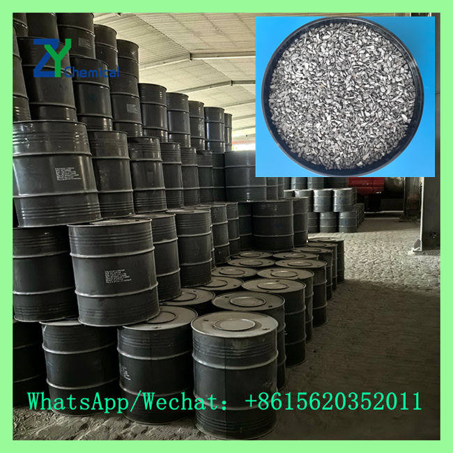 Factory warehouse with organized steel drums alongside a detailed top-view inset of 2-7mm calcium carbide fine Mesh. Contact: +8615620352011